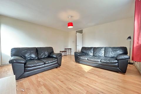 3 bedroom flat to rent, Kirkstall Hill, Burley, Leeds, LS4