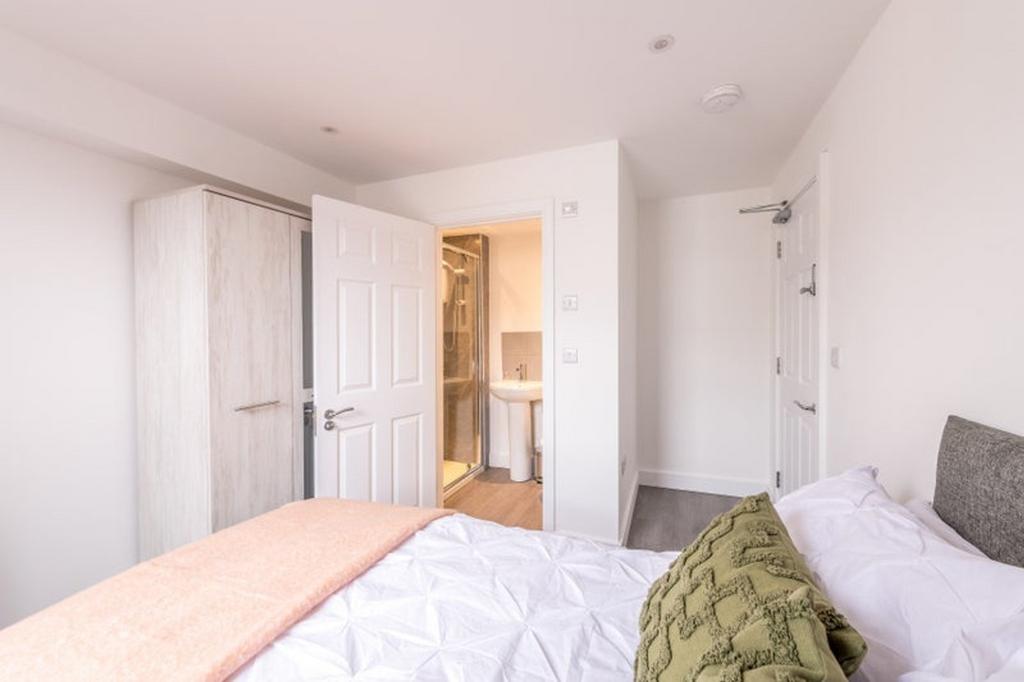 This beautifully designed double bedroom featur...