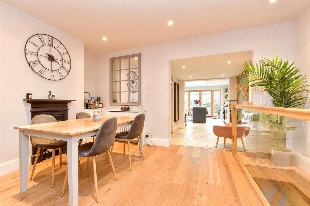Lounge/Dining Area
