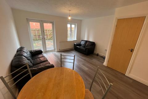 4 bedroom flat share to rent, Leaf Street, Hulme M15