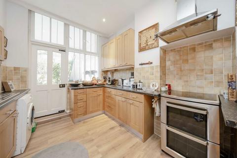 2 bedroom flat for sale, Canfield Gardens, London NW6