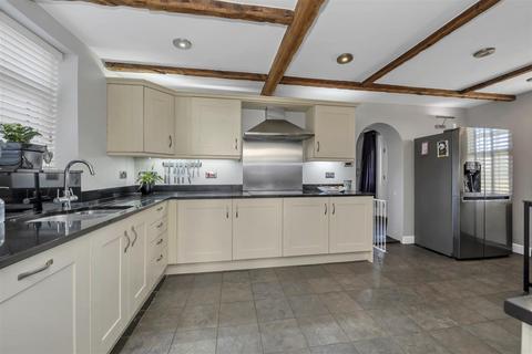 5 bedroom detached house for sale, Thetford Road, Coney Weston