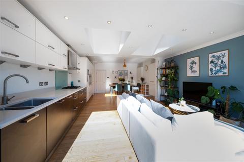 3 bedroom end of terrace house for sale, Clarence Road, London SW19