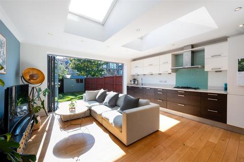 3 bedroom end of terrace house for sale, Clarence Road, London SW19