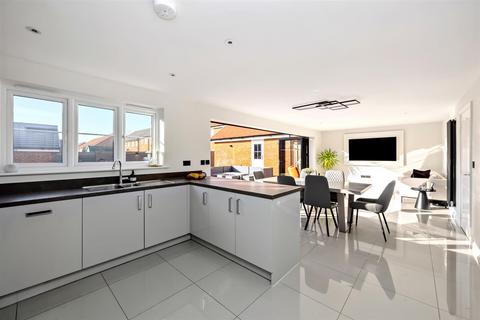 27 Geranium Drive, Worthing, BN13 3WQ