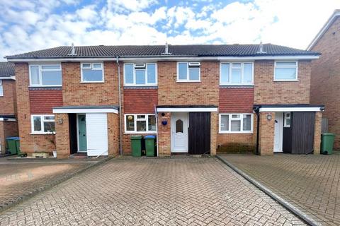 3 bedroom terraced house to rent, Walton, Surrey, KT12