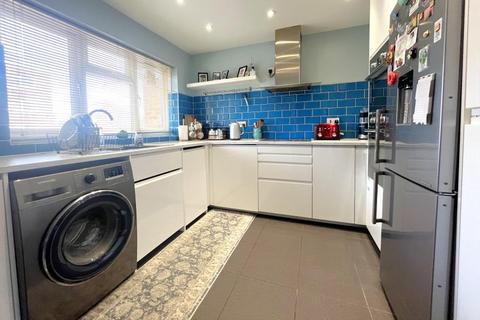 3 bedroom terraced house to rent, Walton, Surrey, KT12