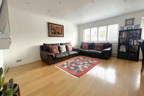 3 bedroom terraced house to rent, Walton, Surrey, KT12