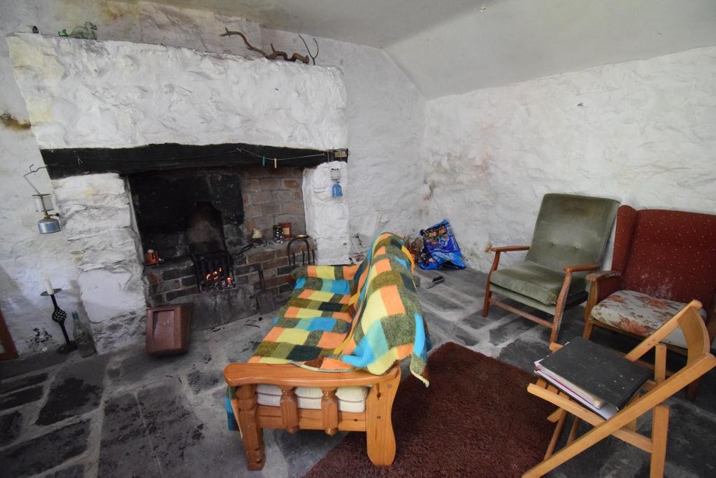 Living Area Cottage 2 (2).JPG