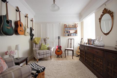 57 Esplanade, Hornsea, HU18 1NQ