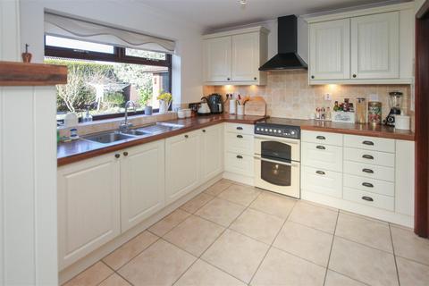 3 bedroom detached house for sale, St. Georges Close, Hook End