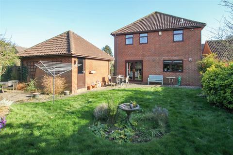 3 bedroom detached house for sale, St. Georges Close, Hook End