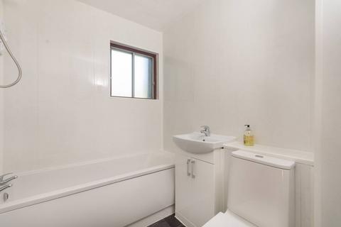 Studio to rent, Grenville Court, Ealing, London, W13