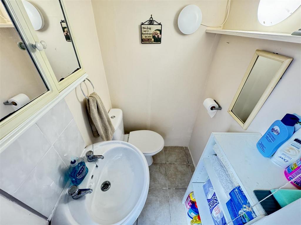 Cloakroom off