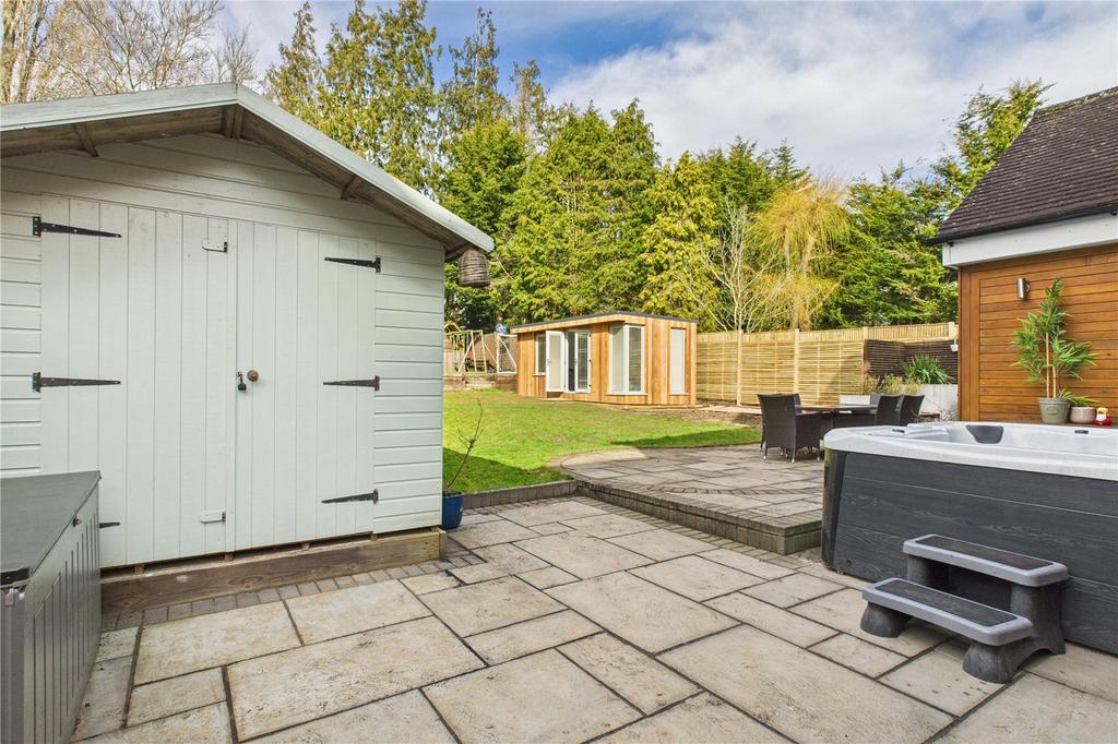 Shed / Hot Tub