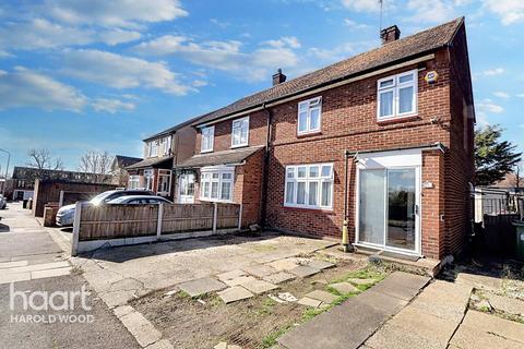 3 bedroom end of terrace house for sale, Leyburn Road, Romford