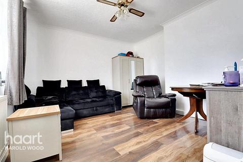 3 bedroom end of terrace house for sale, Leyburn Road, Romford