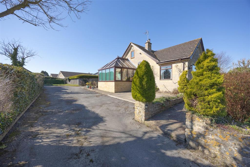 2 High Street Steeple Ashton BA14 6 EL (4 BED)(DRON