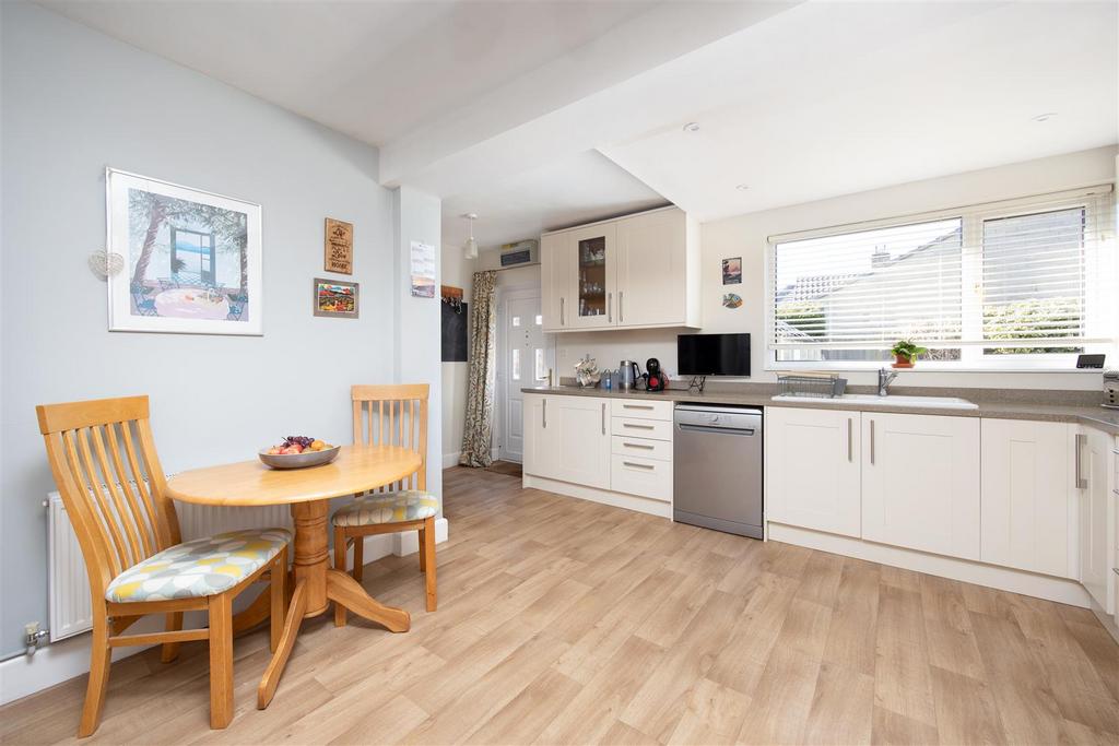2 High Street Steeple Ashton BA14 6 EL (4 BED)(DRON
