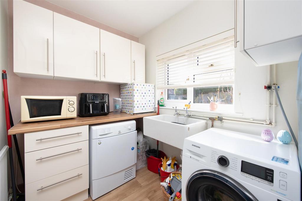 2 High Street Steeple Ashton BA14 6 EL (4 BED)(DRON