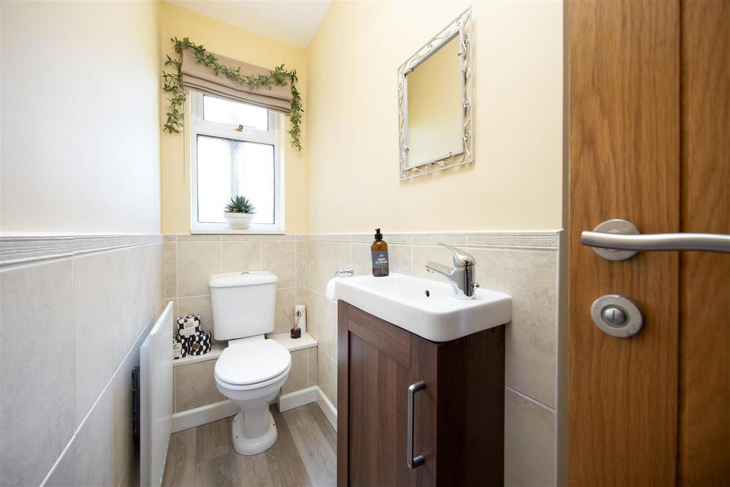 2 High Street Steeple Ashton BA14 6 EL (4 BED)(DRON
