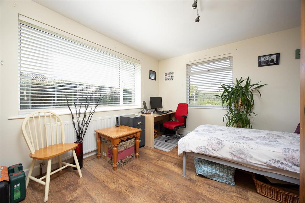 2 High Street Steeple Ashton BA14 6 EL (4 BED)(DRON
