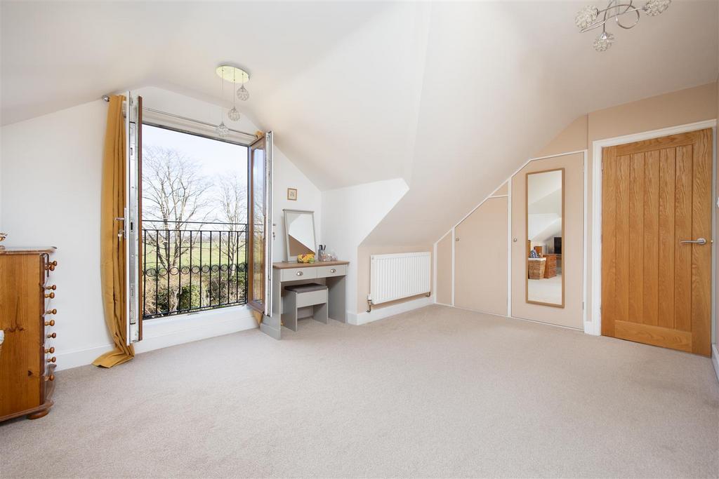 2 High Street Steeple Ashton BA14 6 EL (4 BED)(DRON