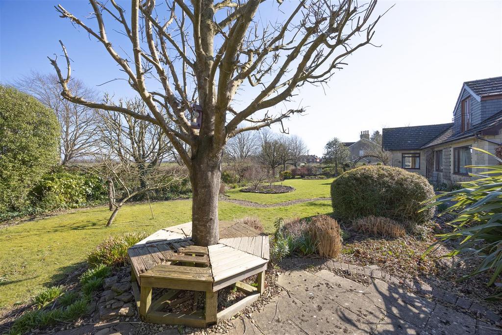 2 High Street Steeple Ashton BA14 6 EL (4 BED)(DRON