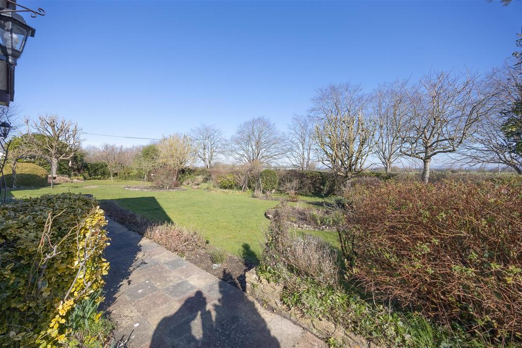 2 High Street Steeple Ashton BA14 6 EL (4 BED)(DRON