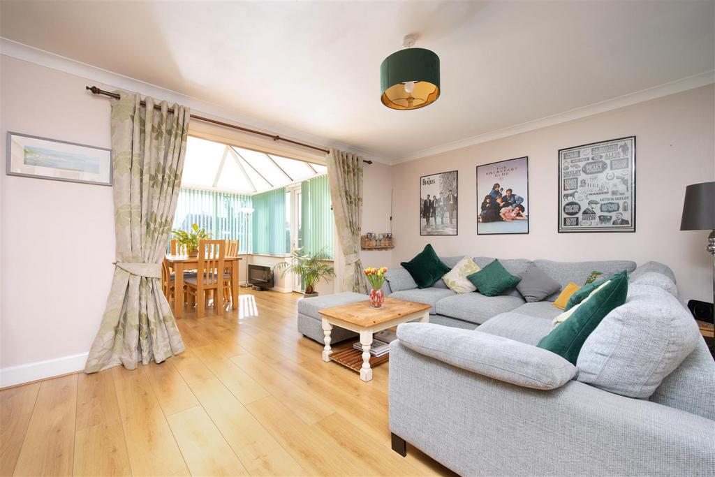 2 High Street Steeple Ashton BA14 6 EL (4 BED)(DRON
