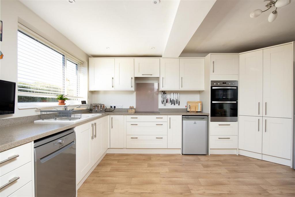 2 High Street Steeple Ashton BA14 6 EL (4 BED)(DRON