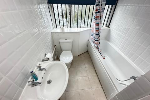 5 bedroom terraced house to rent, Baker Street, Luton, Bedfordshire, LU1 3QA