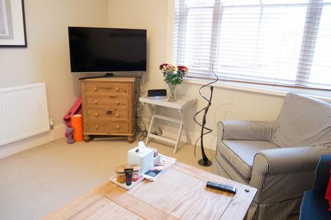 2 bedroom flat to rent, Queens Club Gardens, London W14