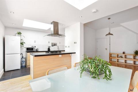 3 bedroom flat to rent, Gunton Road, Hackney, London, E5