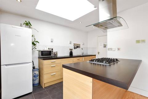 3 bedroom flat to rent, Gunton Road, Hackney, London, E5