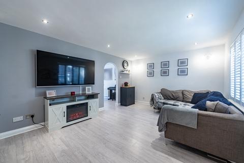 8 Betjeman Walk, Yateley, GU46 6YP