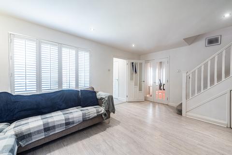 8 Betjeman Walk, Yateley, GU46 6YP
