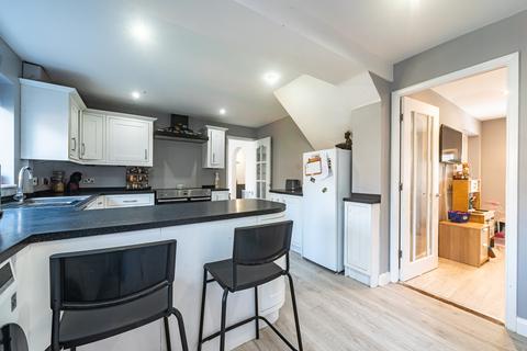 8 Betjeman Walk, Yateley, GU46 6YP