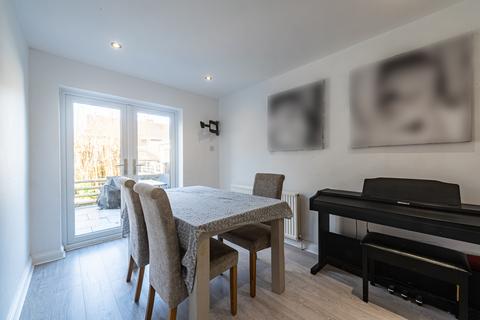 8 Betjeman Walk, Yateley, GU46 6YP
