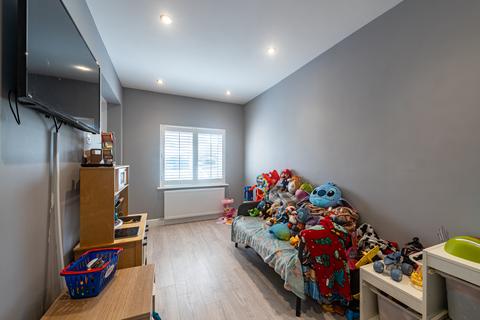 8 Betjeman Walk, Yateley, GU46 6YP