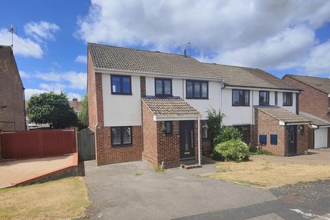 8 Betjeman Walk, Yateley, GU46 6YP