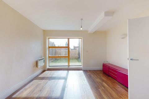 2 bedroom flat to rent, Chingford Mount Road