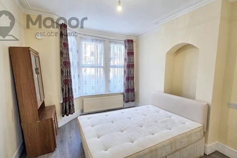 3 bedroom terraced house to rent, Charlemont Road, East Ham, E6 6HE