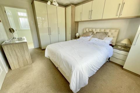 2 Springdale Grove, Corfe Mullen, Wimborne, BH21 3QT