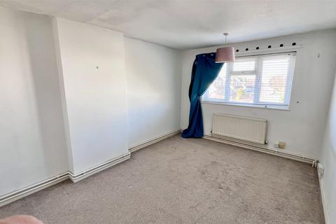 3 bedroom semi-detached house to rent, Goodwood Crescent, Gravesend