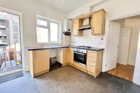 2 bedroom maisonette to rent, High Street , East Croydon