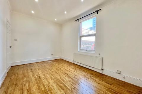 2 bedroom maisonette to rent, High Street , East Croydon