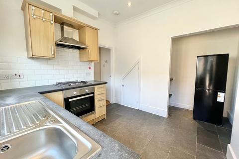 2 bedroom maisonette to rent, High Street , East Croydon
