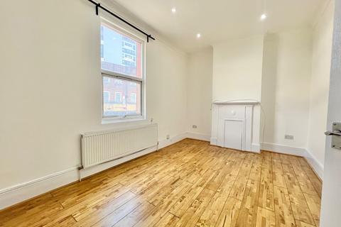 2 bedroom maisonette to rent, High Street , East Croydon
