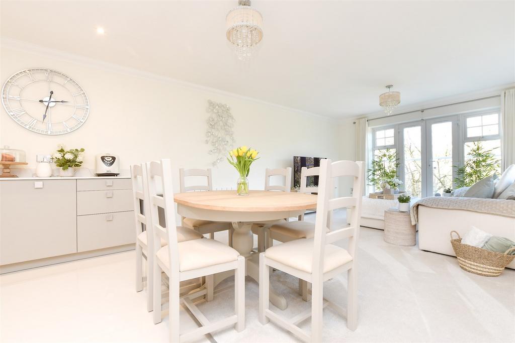 Kitchen Lounge/Dining Area